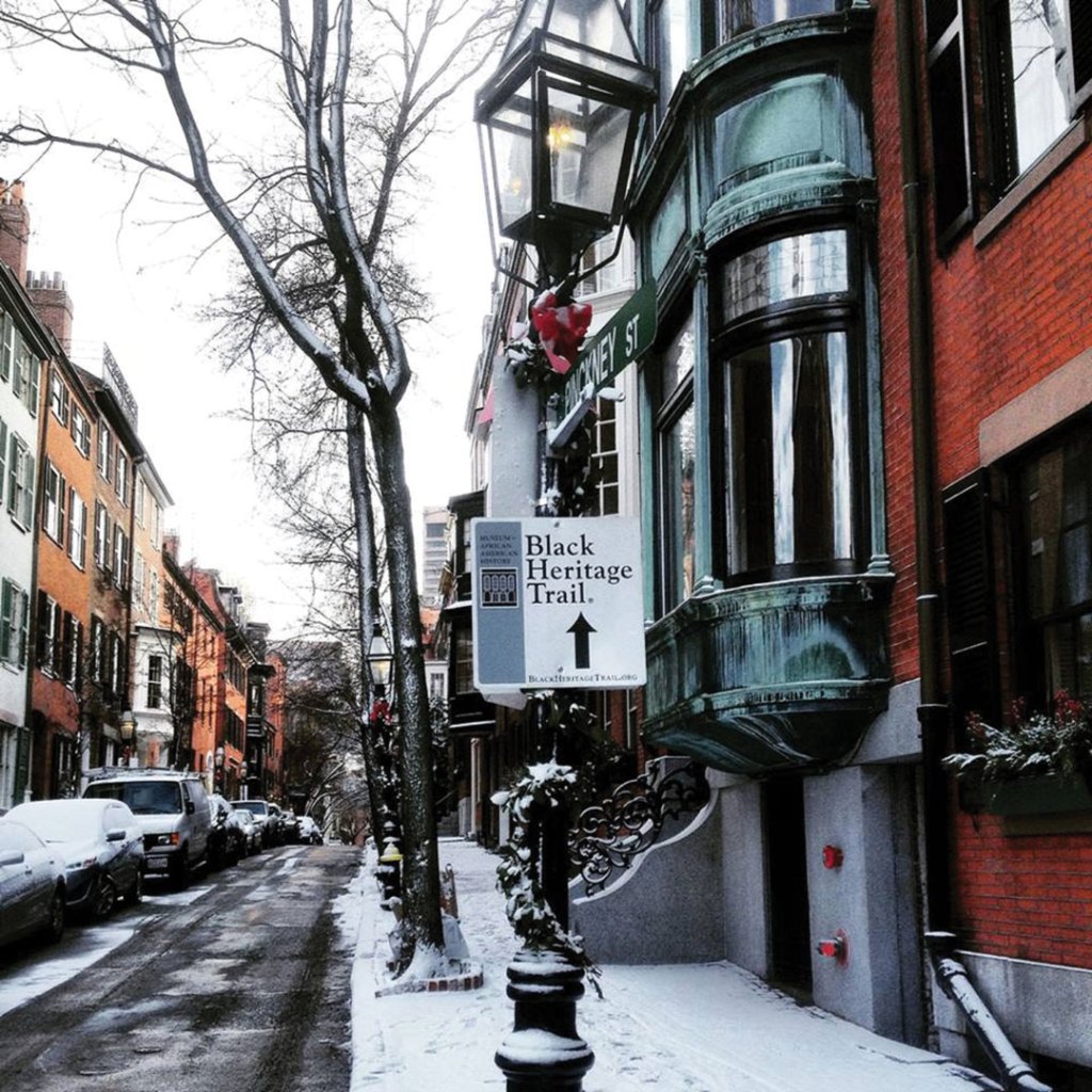 street sign with an arrow that says black heritage trail